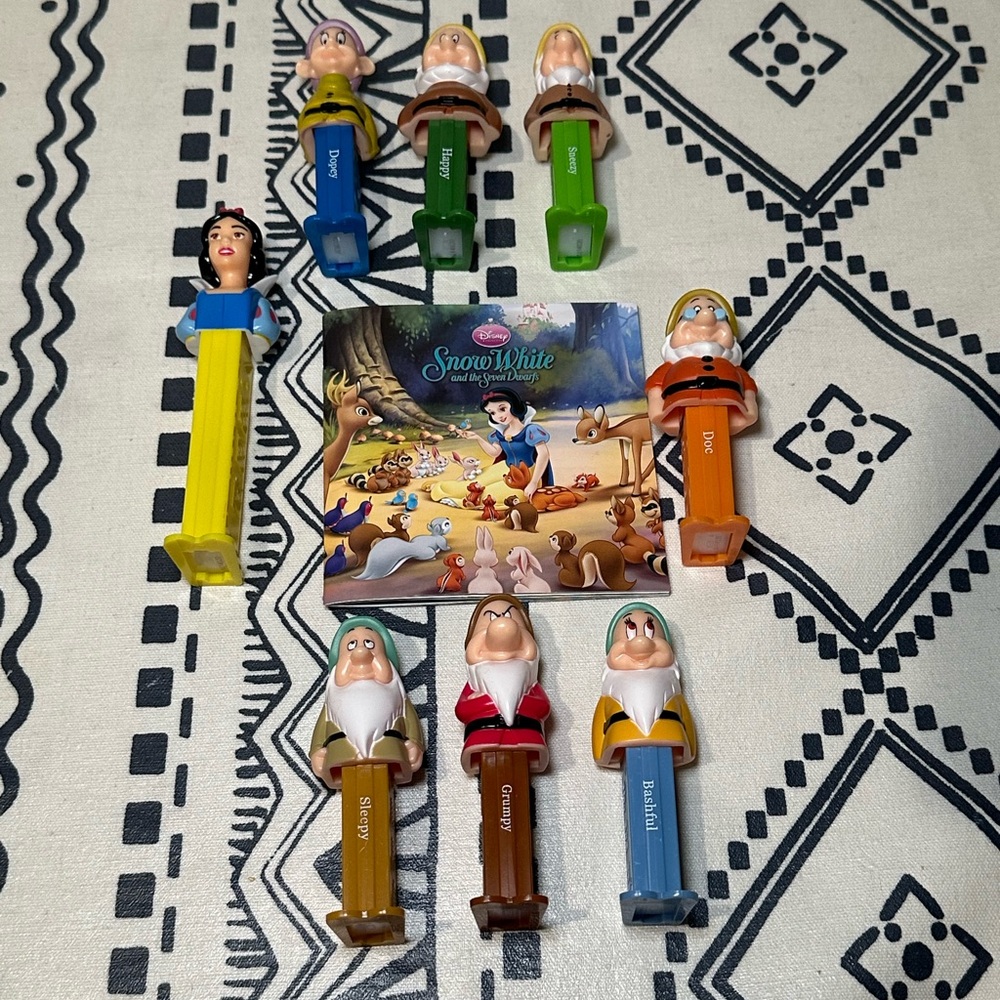 Snow White and the Seven Dwarfs‎ Pez Collectible set of 8 plus mini book - Picture 2 of 4